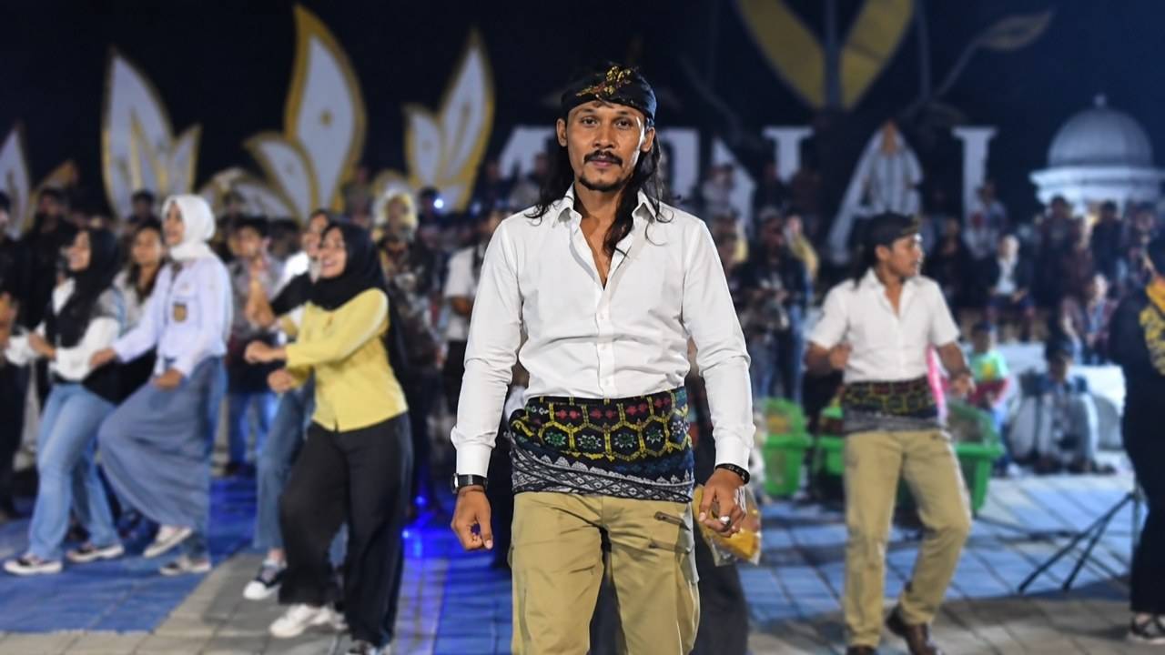 Gambar Amaq Bahar Viral di CFN Lombok Barat, Goyangan Slomow Sasak Bikin Warga Ikut Berjoget