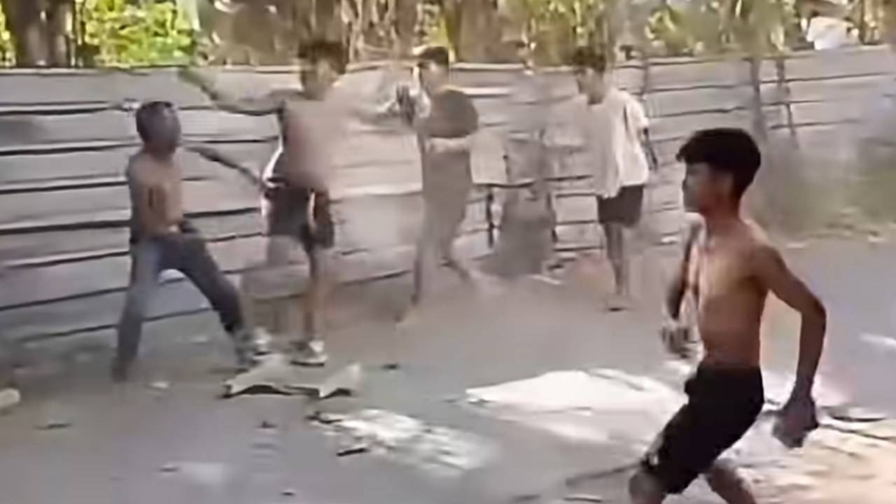 Gambar DUA KELOMPOK PEMUDA DI GUNUNGSARI LOMBOK BARAT TERLIBAT AKSI SALING LEMPAR BATU, VIDEO BEREDAR DI MEDIA SOSIAL