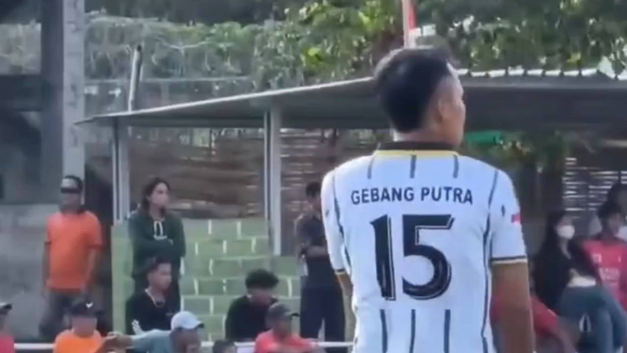 Gambar STRIKER DADAKAN JADI KIPER, AKSI RADINAL J HARDI DI WALIKOTA CUP SELAGALAS CURI PERHATIAN