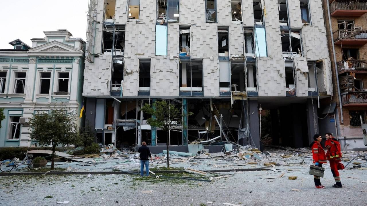 Gambar HARI KE-7 BERTURUT-TURUT, DRONE RUSIA KEMBALI SERANG KYIV: WARGA TERLUKA, MAHASISWA BERLINDUNG DI TENGAH PERANG