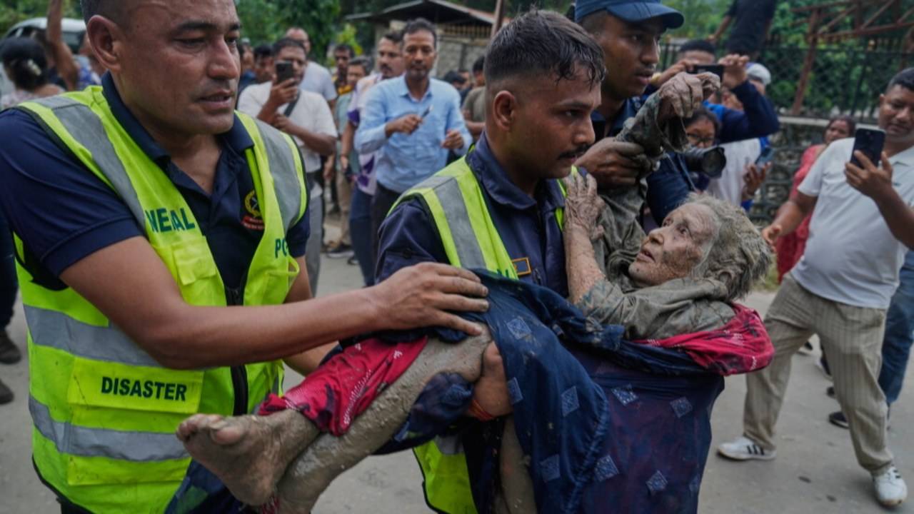 Gambar Lebih dari 1.300 Orang Hilang Usai Runtuhan Gletser Picu Banjir Dahsyat di Nepal dan Tibet