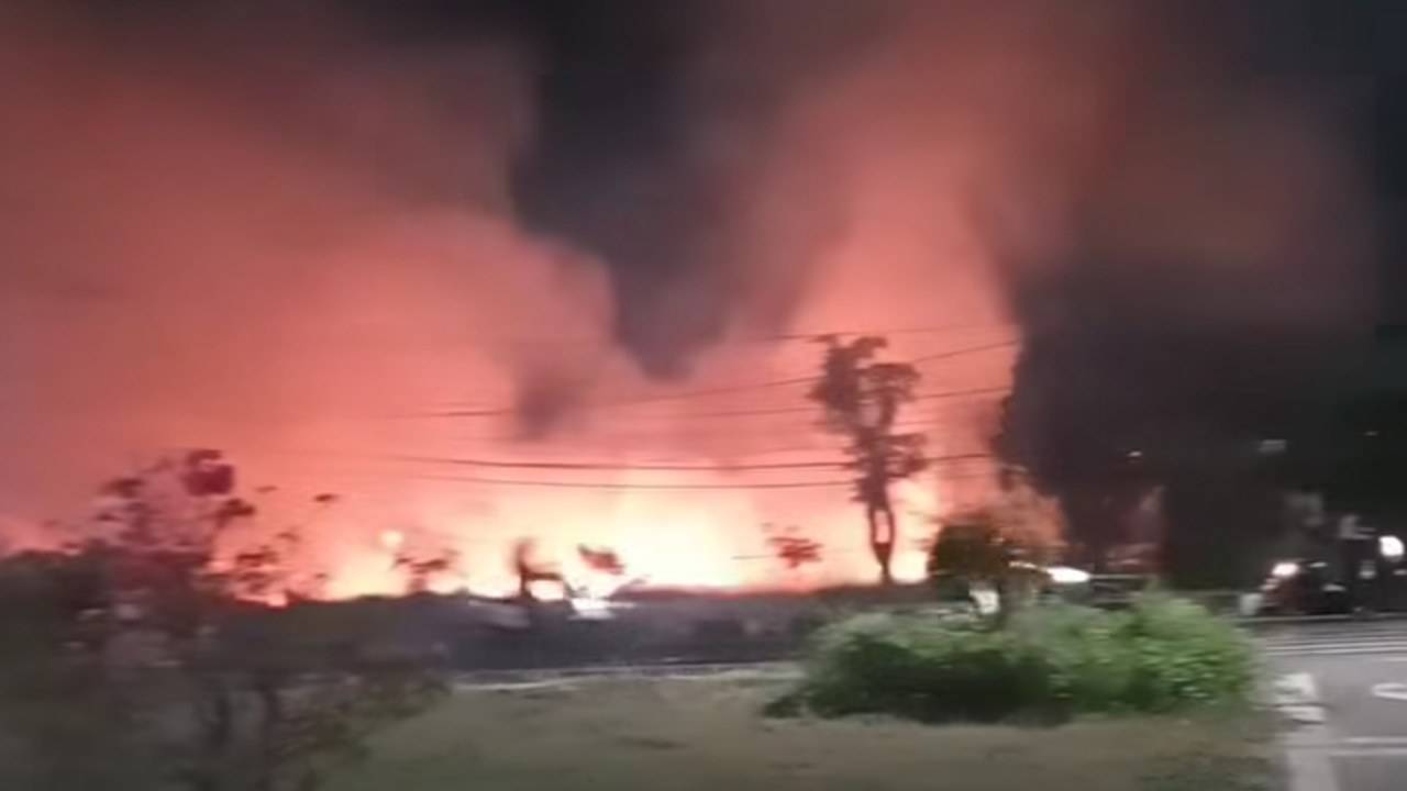 Gambar KEBAKARAN TERJADI DI SEKITAR BUNDARAN GIRI MENANG GERUNG, API TERLIHAT MEMBESAR