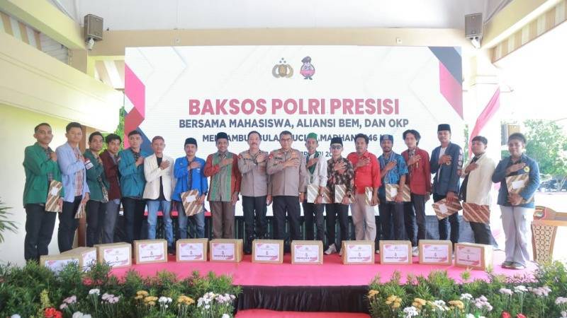 Gambar Bakti Sosial Polda NTB Bersama Mahasiswa, Ribuan Paket Sembako Dibagikan Jelang Ramadhan