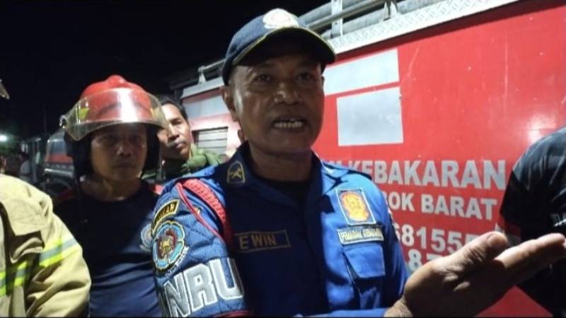 Gambar Respon Cepat Damkar Lobar Padamkan Api Dalam Hitungan Menit