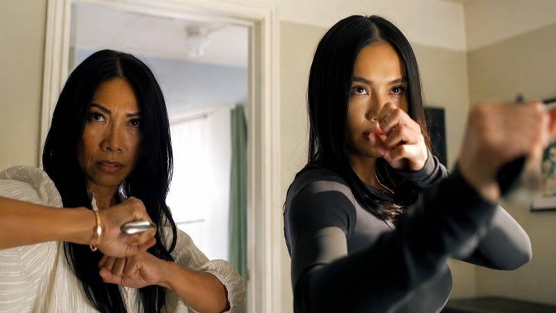 Gambar Agnez Mo dan Anggun Bawa Kerambit ke Reacher Season 4, Budaya Indonesia Jadi Sorotan Dunia