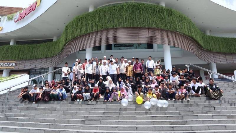 Gambar Baznas Lobar Mengajak Anak Yatim dan Dhuafa Berbelanja Baju Lebaran