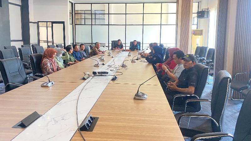 Semarak HUT RI ke-81, Germas dan Pembagian Bendera Meriahkan Giri Menang Park