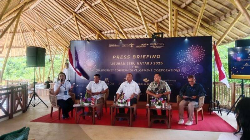Gambar Seni Budaya Lokal Memeriahkan Malam Tahun Baru 2025 di Mandalika Lombok