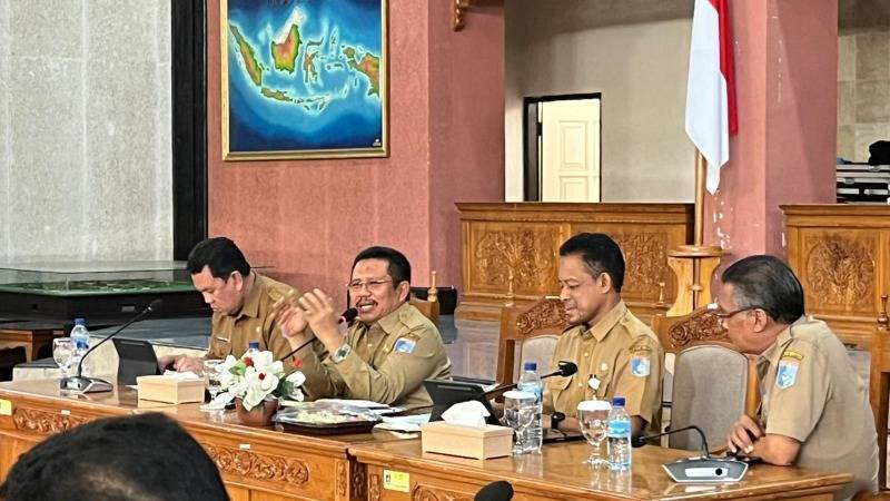 Gambar Rapim II Pemkab Lobar, Bupati LAZ : Kita Harus Bergerak Cepat Untuk Kesejahteraan Masyarakat
